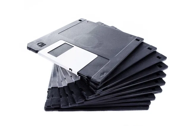 isolated, floppy, file, save, white, record, media, business, blank, compact, diskette, data, obsolete, plastic, memory, byte, black, technology, computer, equipment, object, disk, computing, retro, medium, backup, store, backup, backup, backup, backup, backup. Eksport danych i załączników przed zamknięciem konta