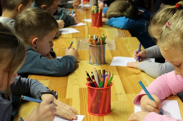 children, drawing, education, kindergarten, school, boredom, task, coloring, crayons, crayon, hand, sheet, kindergarten, kindergarten, kindergarten, kindergarten, kindergarten. Powtórzenie tego samego zadania w kilku próbach